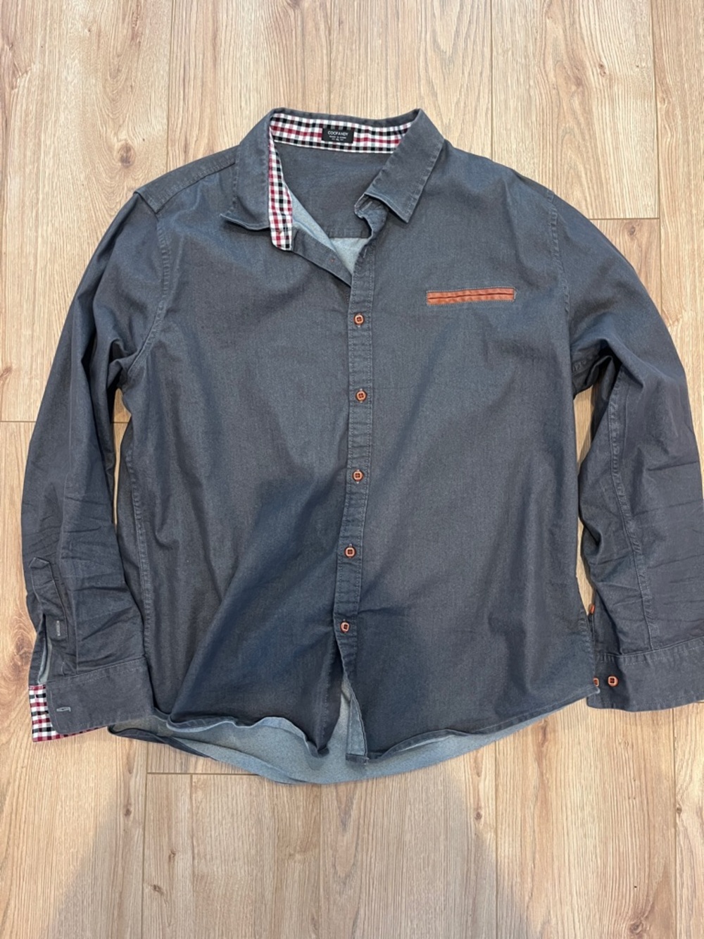 Casual Dark Gray Button-Down Shirt with Contrast Trim